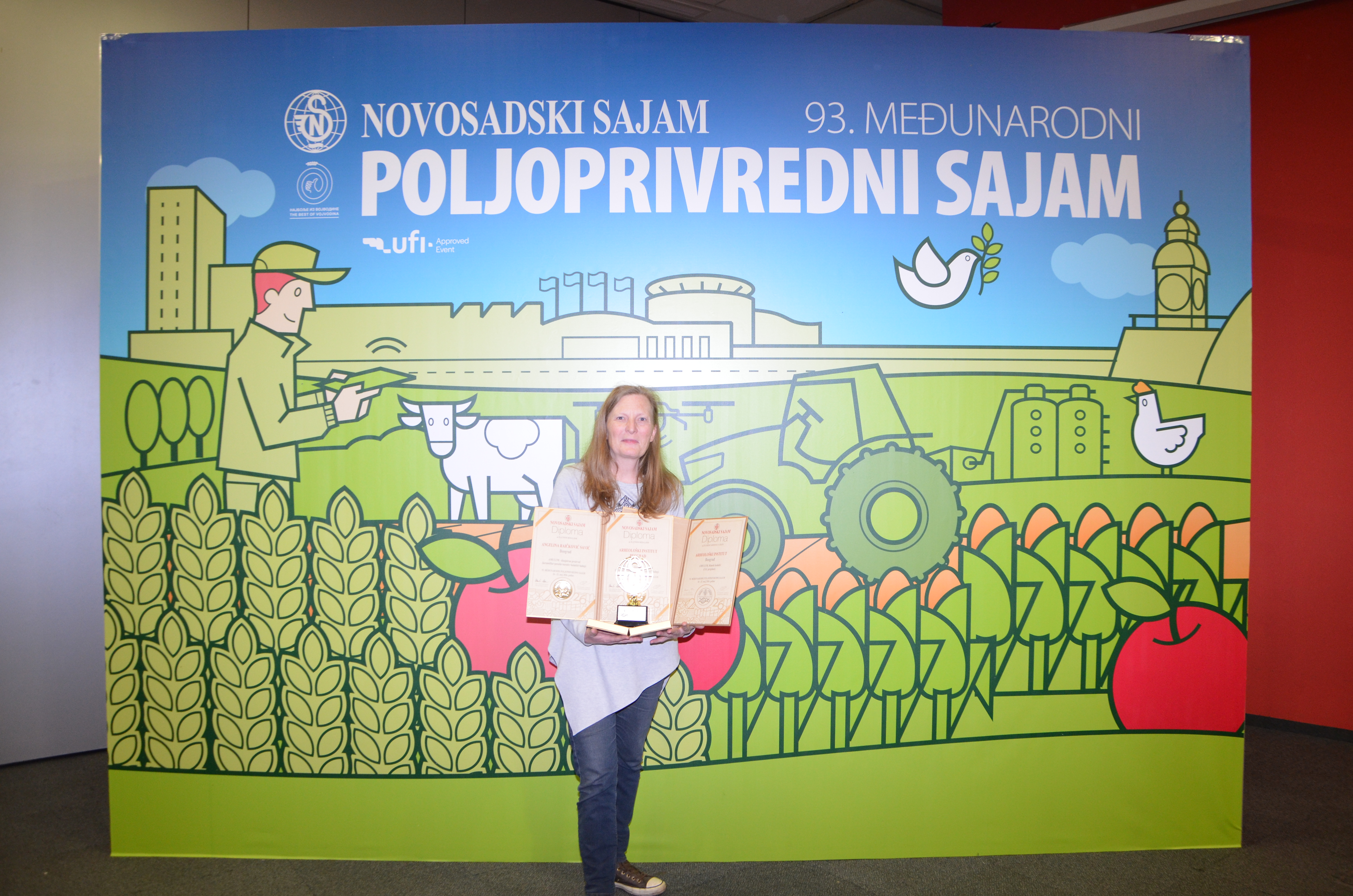 Angelina Raičković Savić sa diplomama Amulum pred zvaničnim backdrop-om 93. Međunarodnog poljoprivrednog sajma Novi Sad 2026
