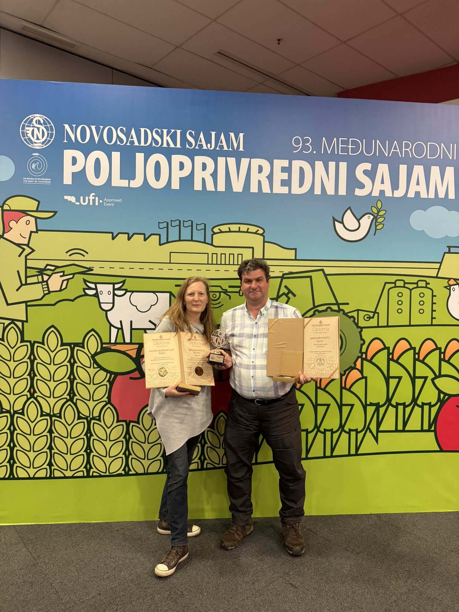Dva laureata Amulum projekta sa diplomama pred zvaničnim backdrop-om 93. Međunarodnog poljoprivrednog sajma Novi Sad 2026