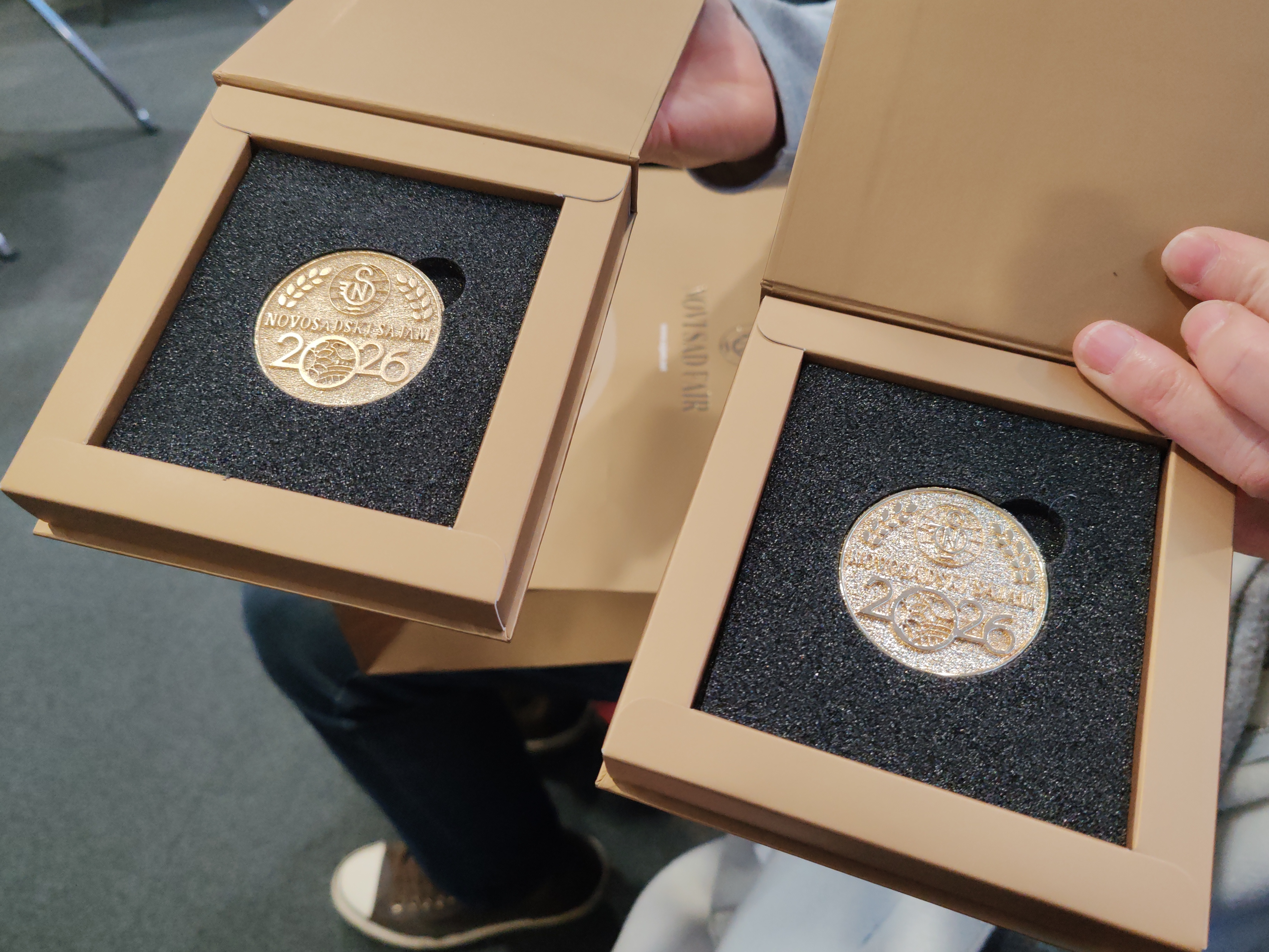 Dve zlatne medalje Novosadskog sajma 2026 u originalnim kutijama — Amulum rimski kolačići