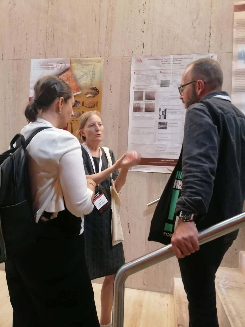 Razgovor sa učesnicima kongresa Rei Cretariae Romanae Fautores ispred postera