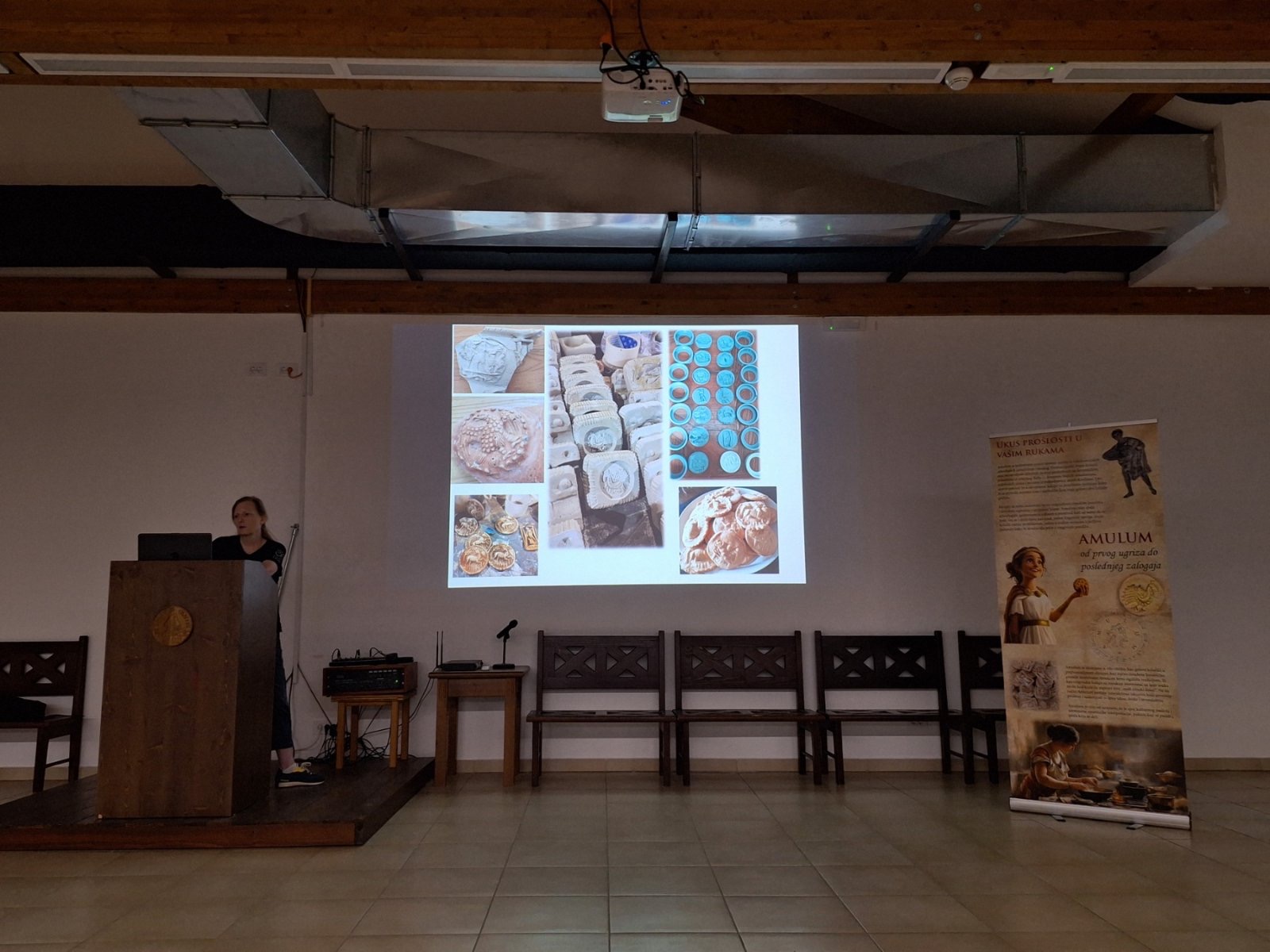 Predavanje u Domus Scientiarum Viminacium — sala za predavanja sa Amulum roll-up bannerom