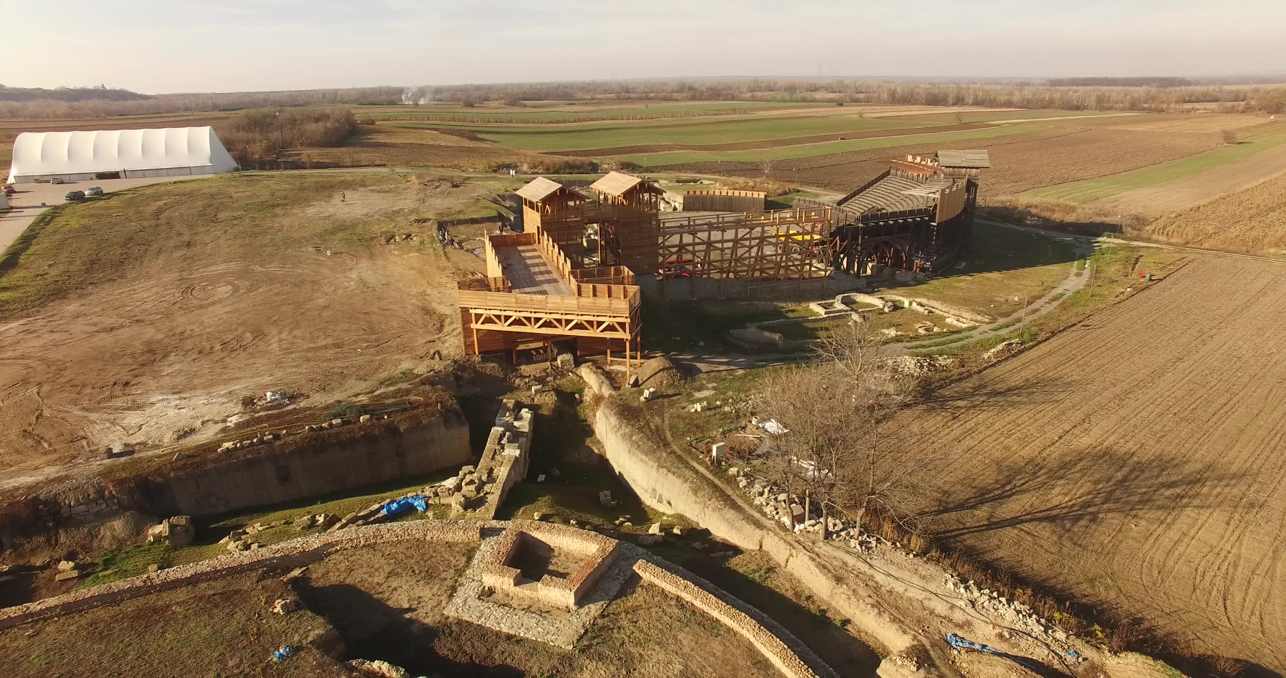 Amfiteatar Viminacium — drone snimak, rimska iskopavanja u prvom planu
