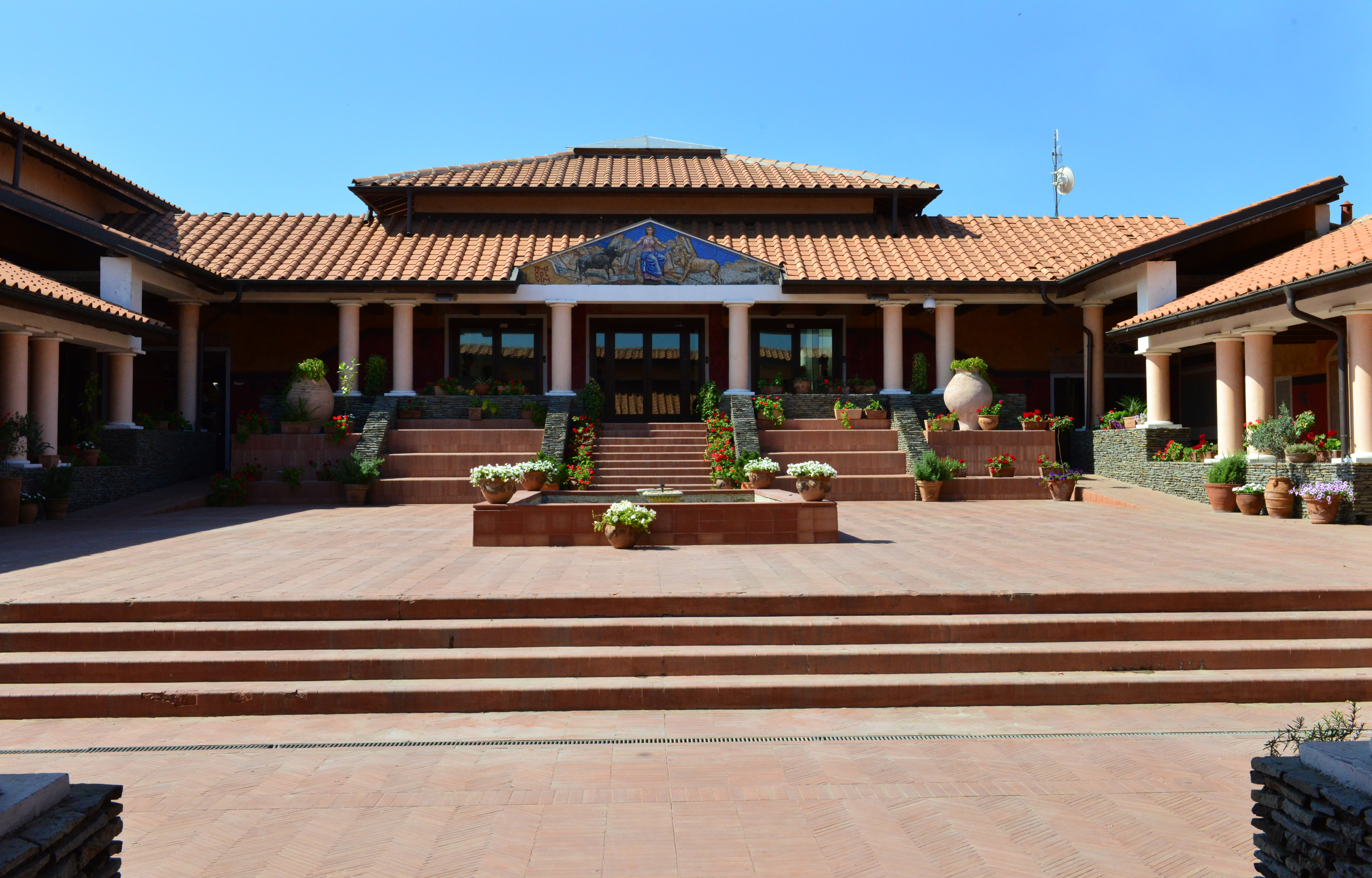 Domus Scientiarum Viminacium — fasada i ulazne stepenice, Kostolac