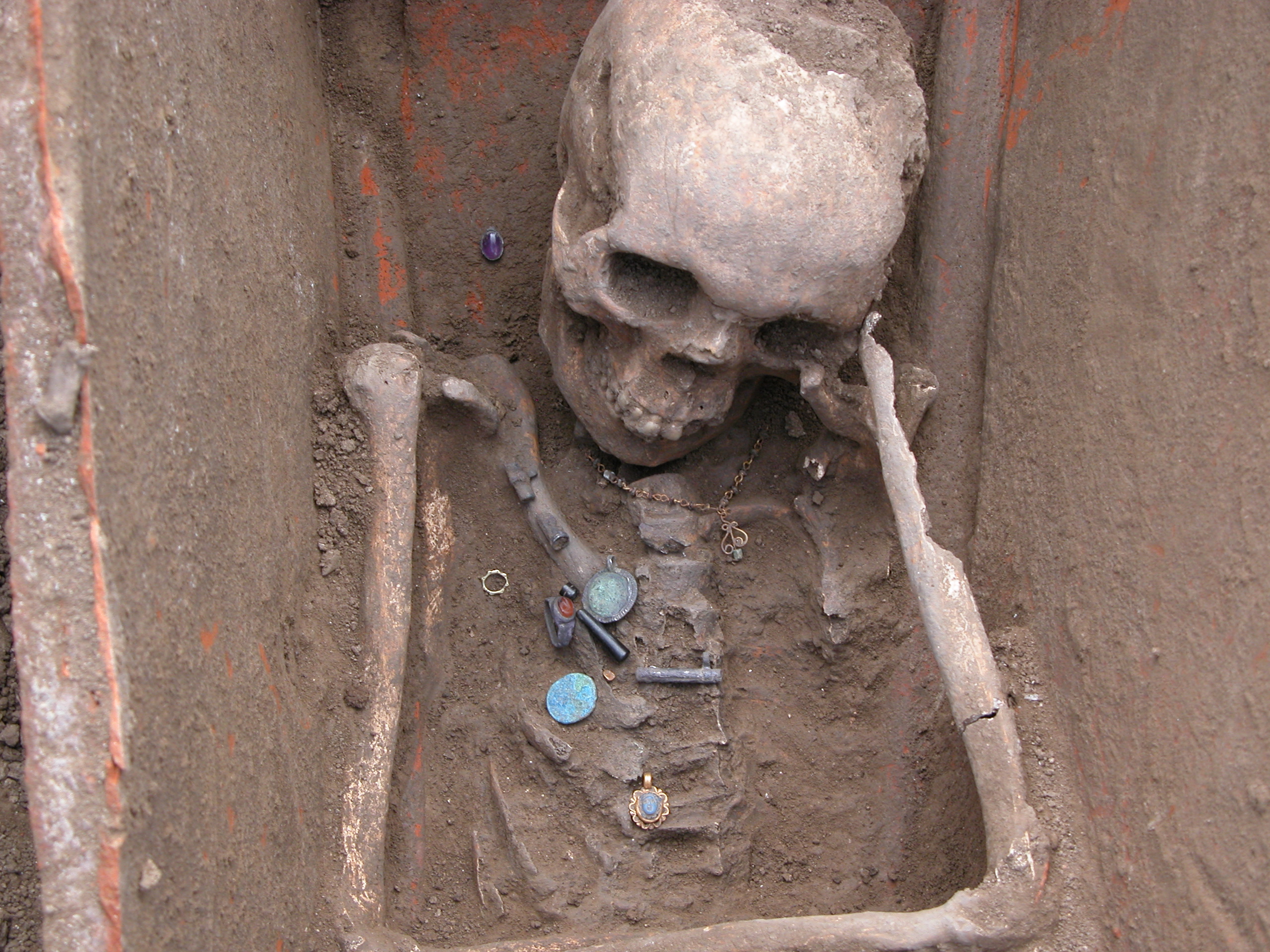 Rimski grob sa nakitom i grobnim nalazima — nekropola Viminacium